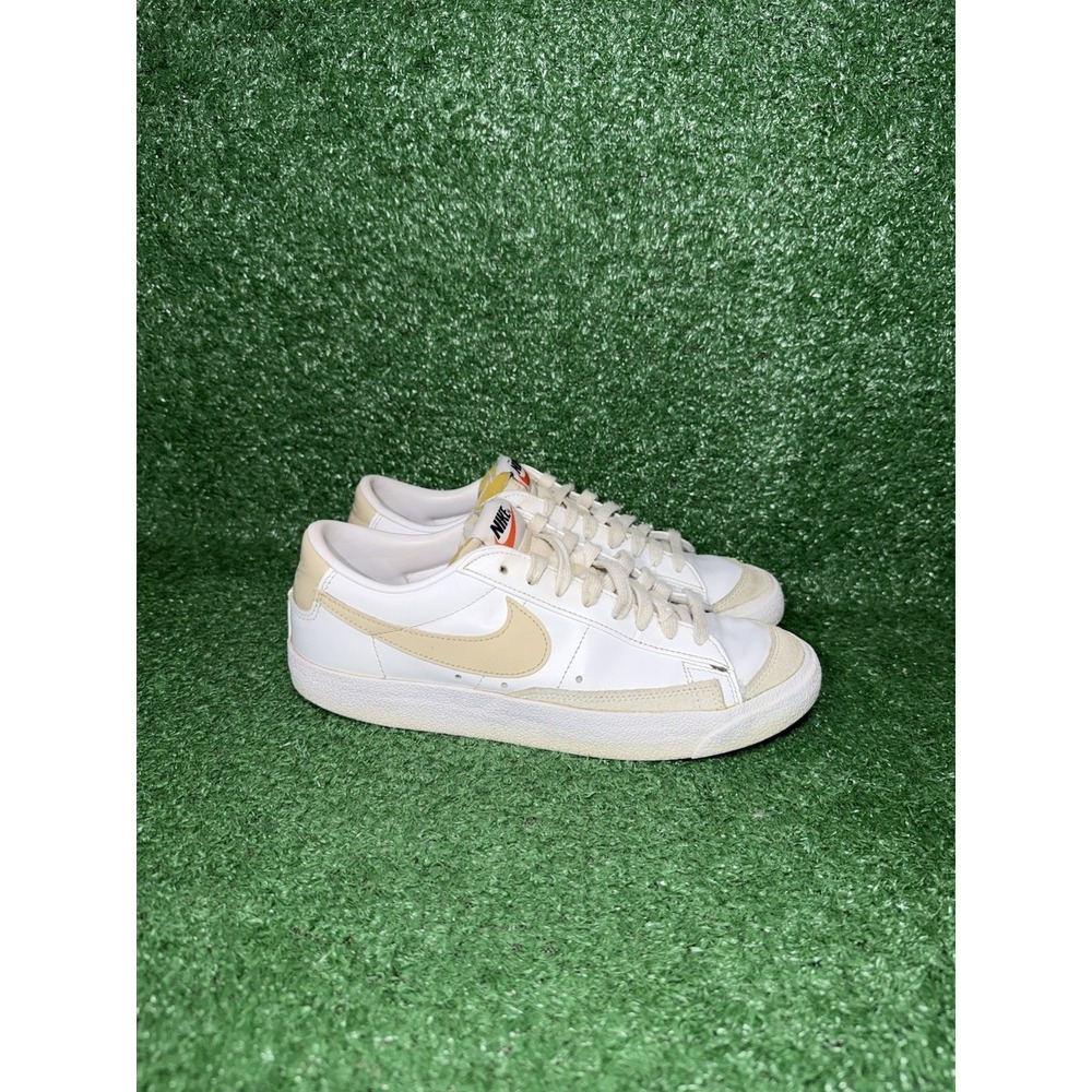 Nike Blazer '77 Low Womens Size 8 White Beige Skate Shoes Athletic Sneakers